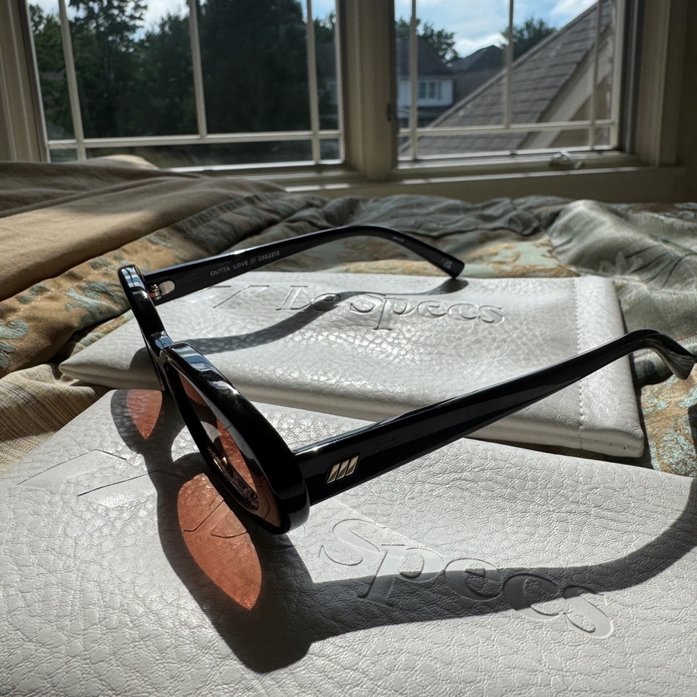 Le Specs - Outta Love - Picture 7 of 8